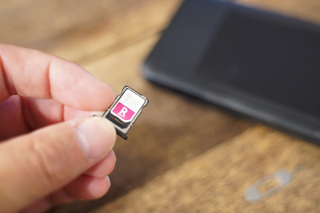 Speed Wi-Fi DOCK 5G 01に楽天モバイルのSIMカードを差し込む