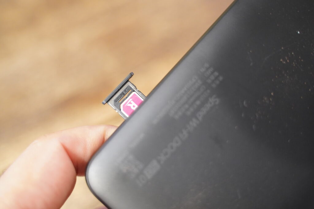 Speed Wi-Fi DOCK 5G 01のSIMトレイのSIMカードの向きや方向を間違わないように注意