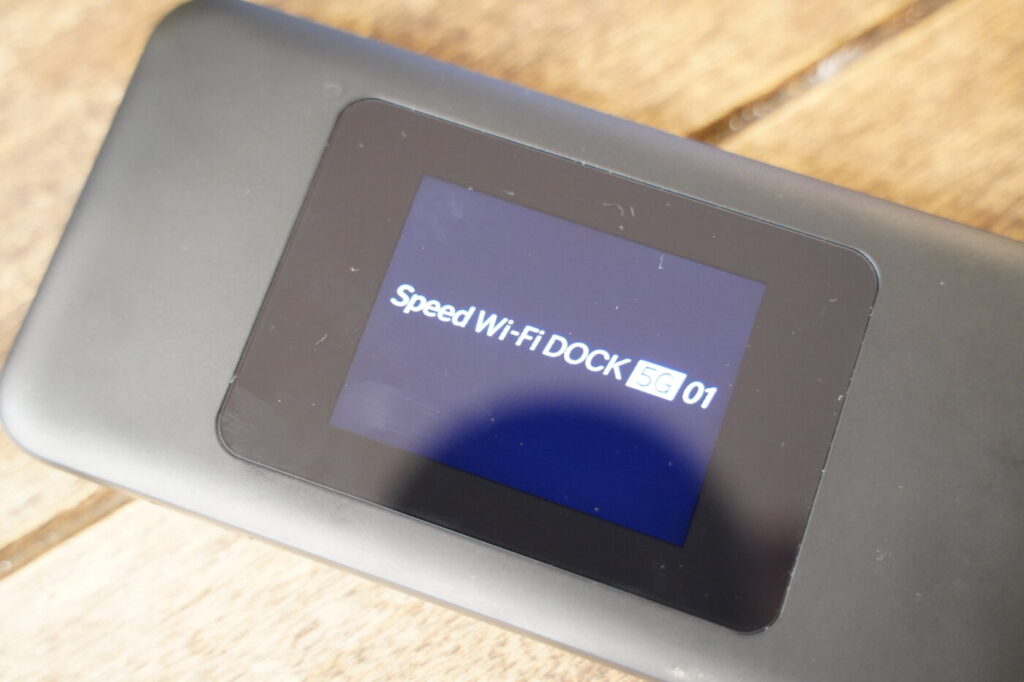 Speed Wi-Fi DOCK 5G 01の電源を入れる