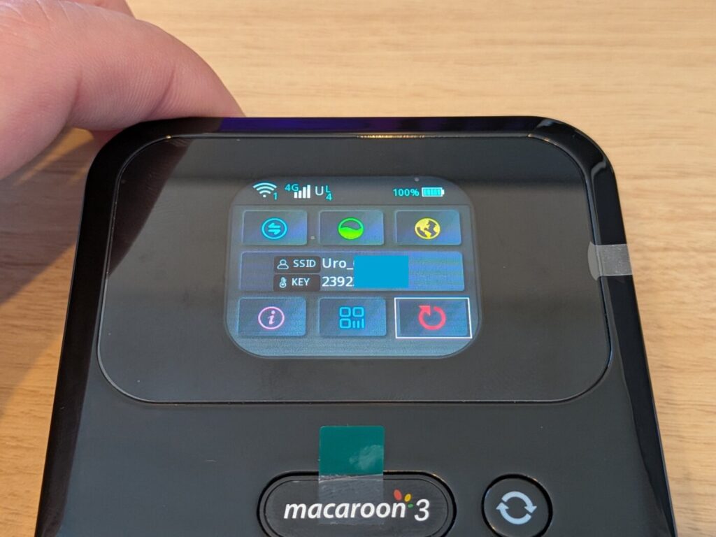 操作はシンプルでタッチディスプレイではない