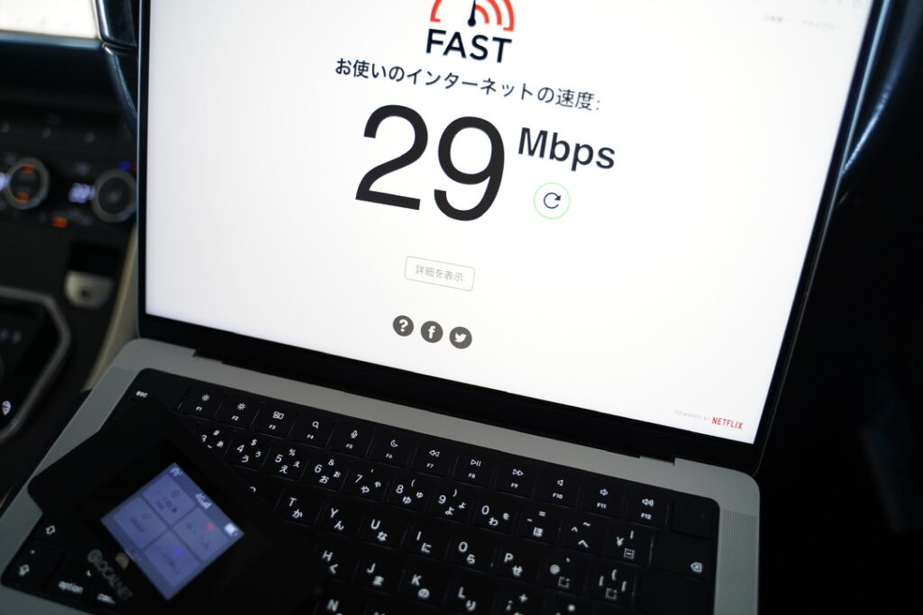 にゃんこWi-Fiはパソコンに接続してファイルのアップロードや作業をする場合でも光回線ほどではないですが、普通に使用できる