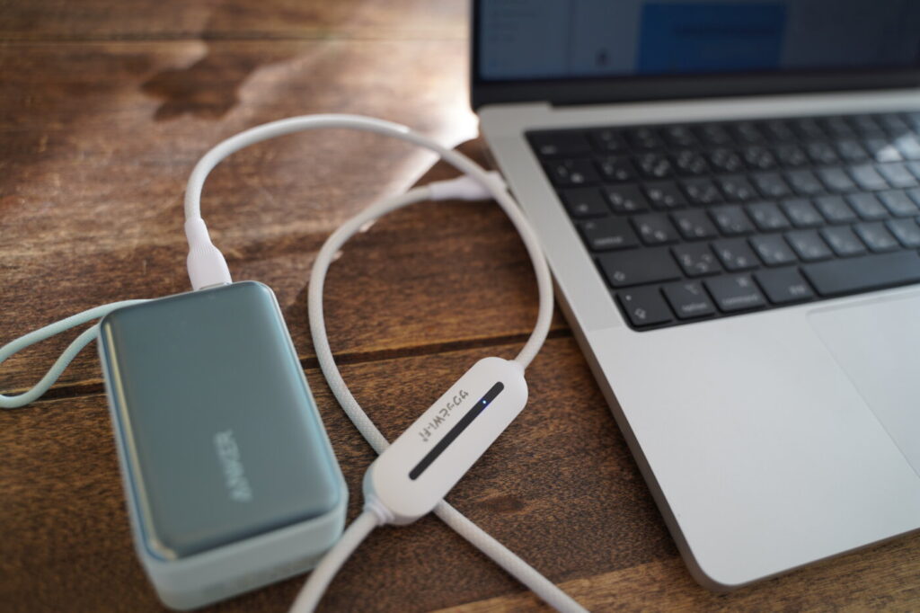 サクッとWi-Fi lightは両側にケーブルがあり、モバイルバッテリーなどやコンセントのアダプタを介せば、パソコンやスマホを充電しながらWi-Fiへ接続することが可能です。