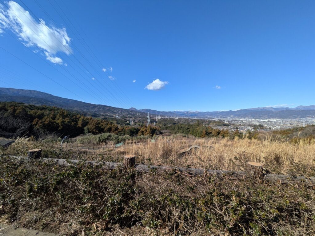 ② 【山岳部の公園】 遮蔽物と「高低差」の壁