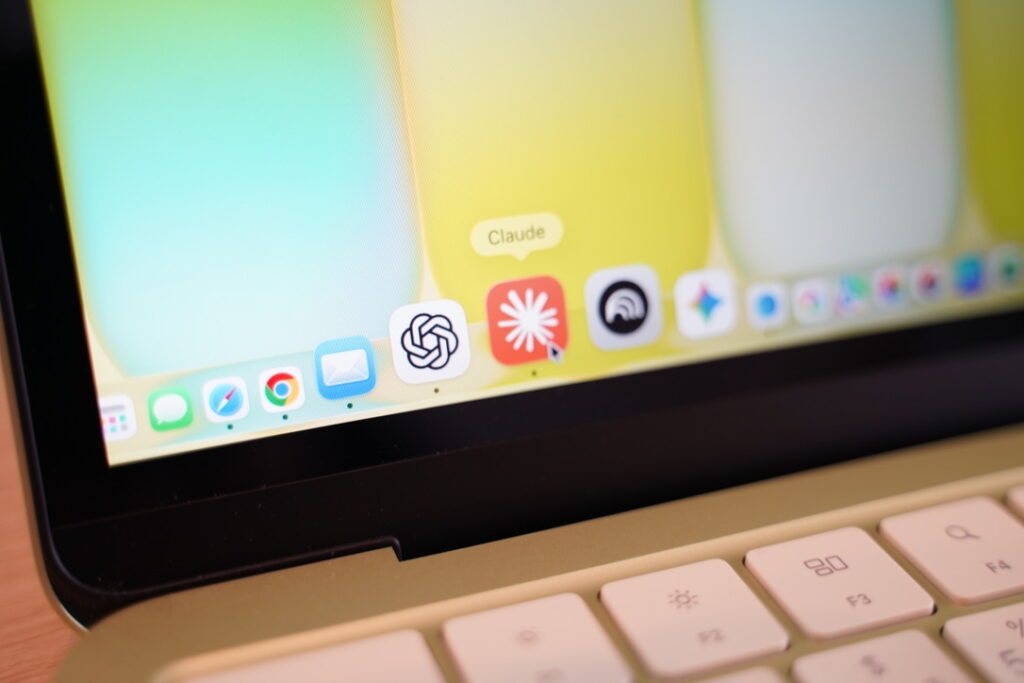 Claude・ChatGPT・GeminiといったAIツールの利用が急速に普及し、クラウド上での大規模なデータ処理がバックグラウンドで常時行われるようになりました。