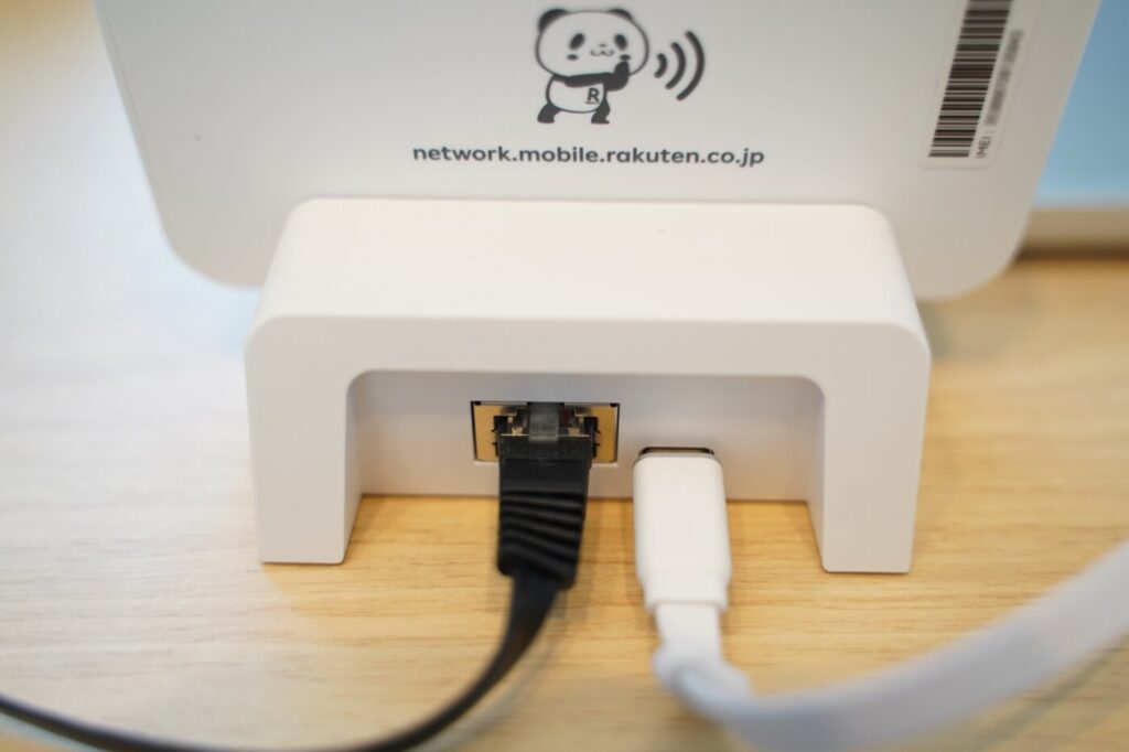 Rakuten WiFi Pocket 5Gのクレードルは本体の給電と有線LANケーブルの接続が1つ可能