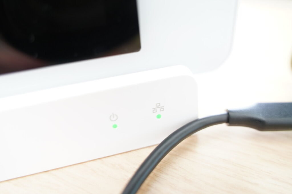 クレードルには差し込むだけで即充電が開始します。