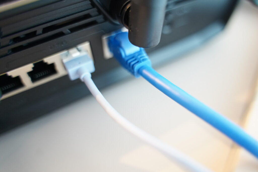 モデムからルーターまでは太いケーブルCat6A。ルーターからパソコンまでは細い取り回しの良いケーブル。