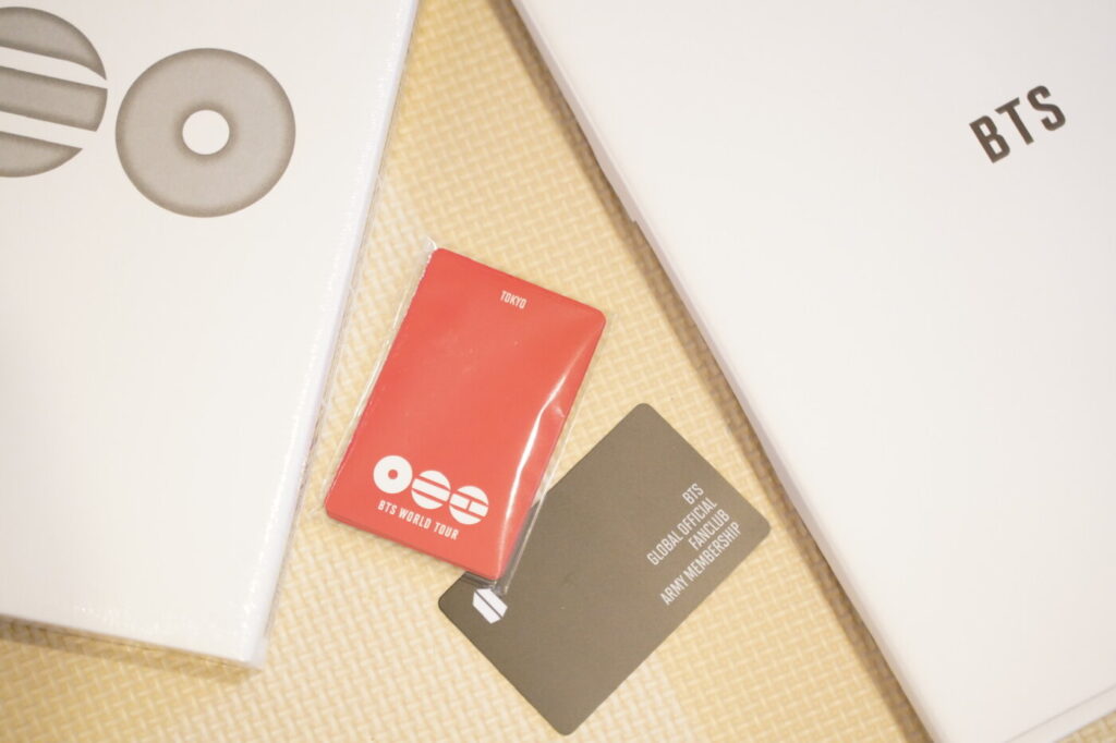 BTS GLOBAL OFFICIAL FANCLUB ARMY MEMBERSHIPカード（左）とBTS WORLD TOURチケット保有者限定カード（左）