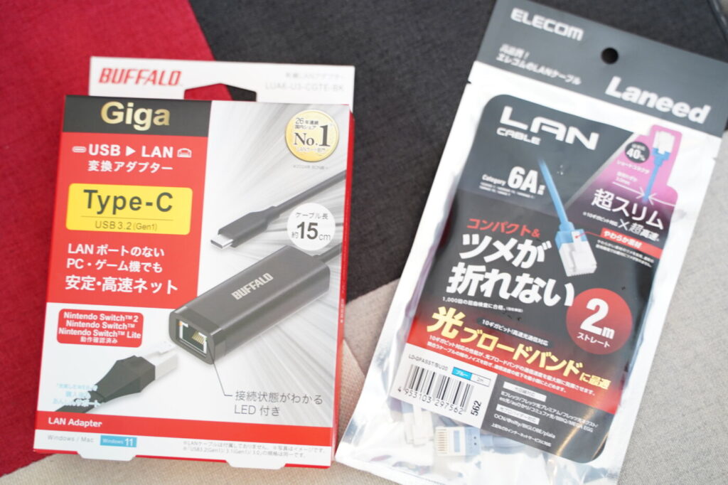 パソコンと有線接続にするために準備した有線LANアダプタとカテゴリ6AのLANケーブル