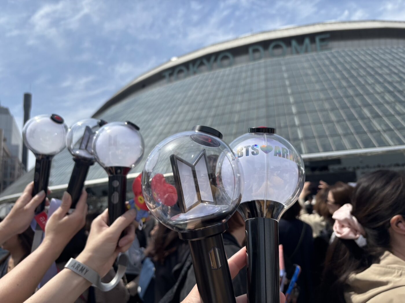 BTS WORLD TOUR ARIRANG東京ドーム公演当日。会場前でARMYボムを掲げるファンたち
