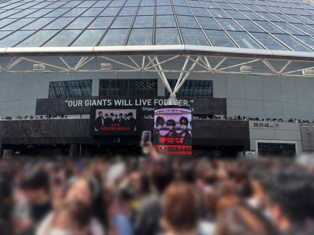 BTS東京ドーム公演の入場を待つ大勢のファン。