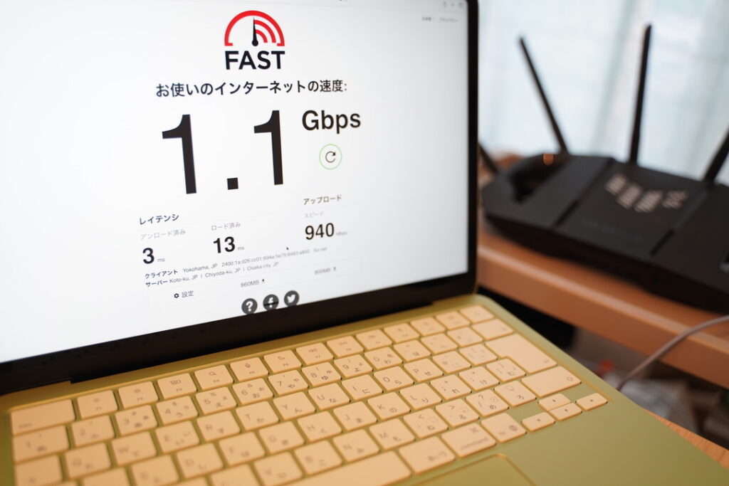 自宅でNURO光を6年以上使い続けていますが、有線接続でPing 3〜6ms、下り1,100Mbps前後を安定して出せています。