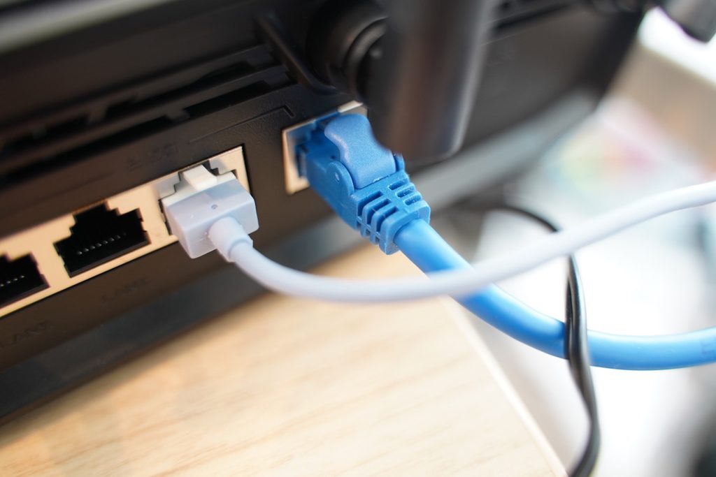 NURO光のホームゲートウェイルーターはそのまま利用し、LANケーブルを介して、自前のルーターへ繋いでWi-Fi接続や有線LAN接続を行うという導線になります。