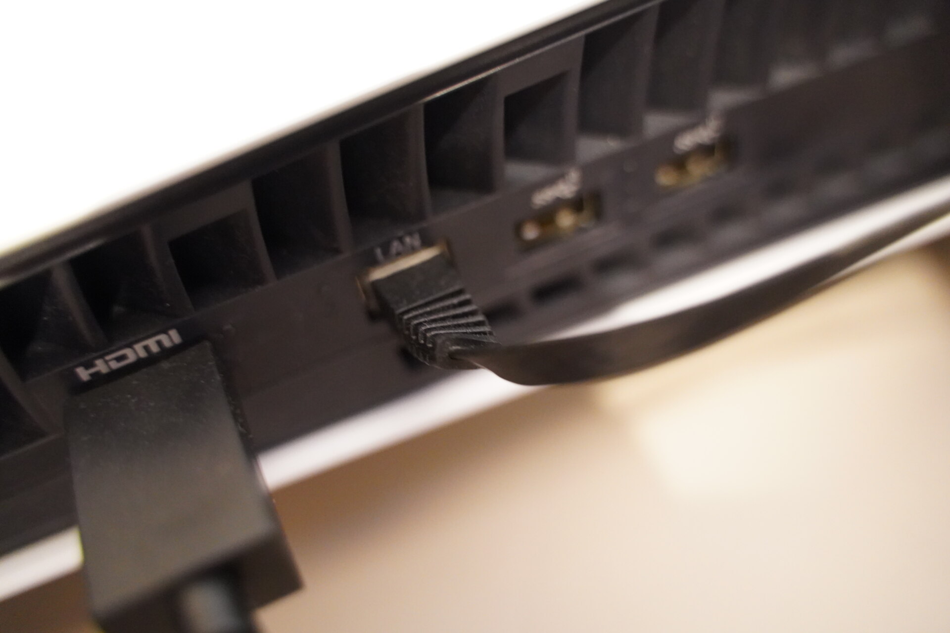 PS5背面のLAN端子にLANケーブルを接続している状態