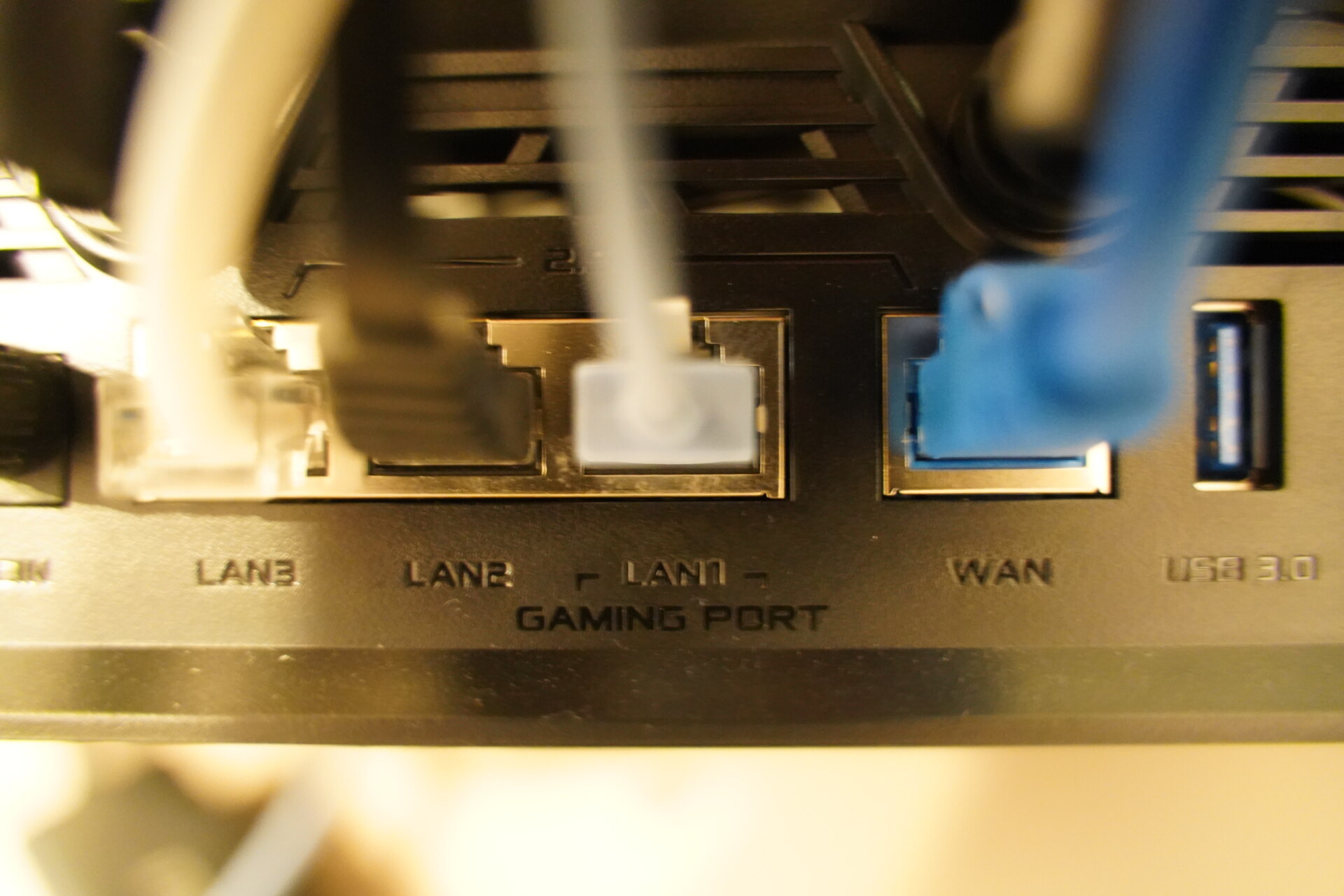 ASUSルーター背面のLAN1 Gaming PortにLANケーブルを接続している状態